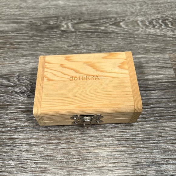 Doterra mini wooden storage box, holds 3 oils - Picture 2 of 2